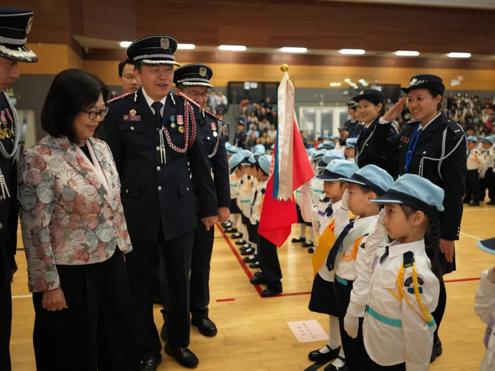幼兒隊伍穿着制服列隊參與室內活動