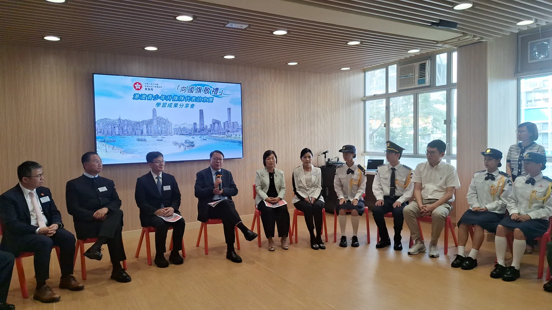 訪京團學習成果分享會，嘉賓與青年代表圍坐交流
